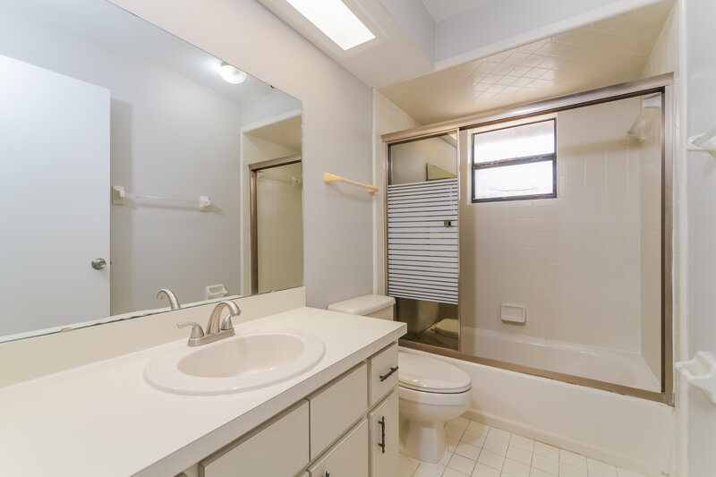 1,705/Mo, 104 Lk Daisy Terr Winter Haven, FL 33884 Bathroom View