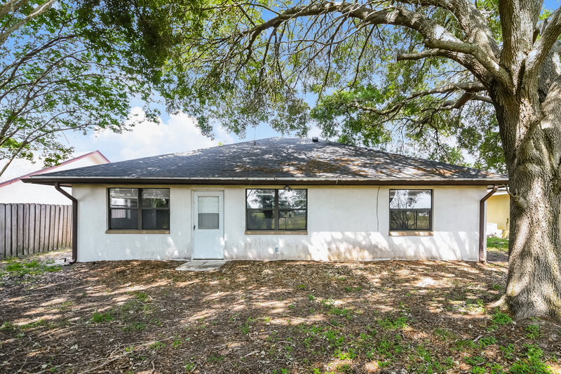 2,010/Mo, 104 Lk Daisy Terr Winter Haven, FL 33884 Rear View