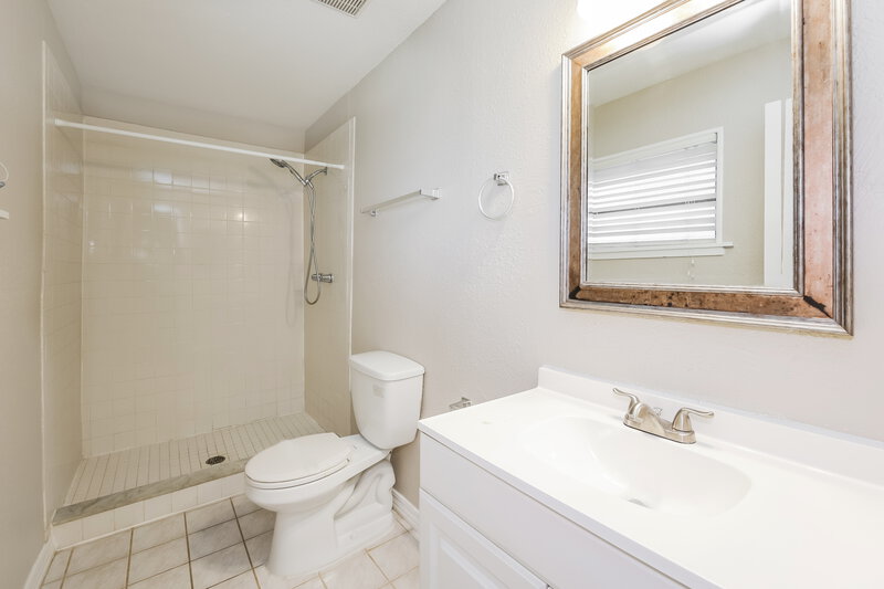 1,720/Mo, 129 Lowell Road Winter Haven, FL 33884 Main Bathroom View