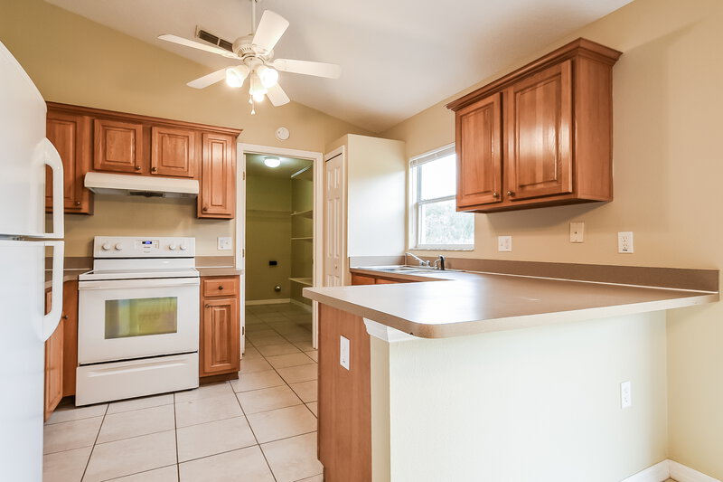 1,755/Mo, 1315 6th Avenue Deland, FL 32724 Kitchen View 2