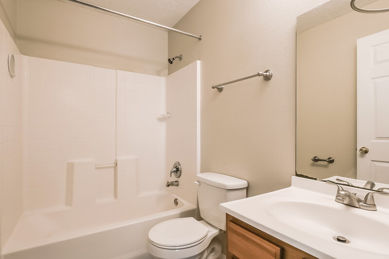 1,755/Mo, 1315 6th Avenue Deland, FL 32724 Main Bathroom View