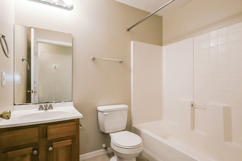 1,755/Mo, 1315 6th Avenue Deland, FL 32724 Bathroom View