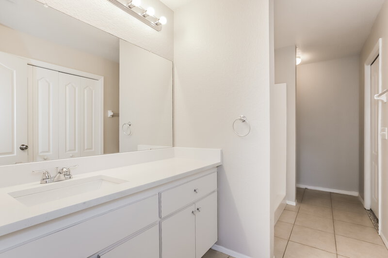 1,735/Mo, 2324 Sunset Pointe Dr Lake Wales, FL 33898 Main Bathroom View