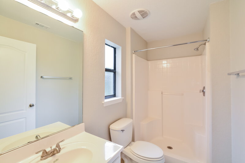 1,775/Mo, 1152 8th Ave Deland, FL 32724 Main Bathroom View