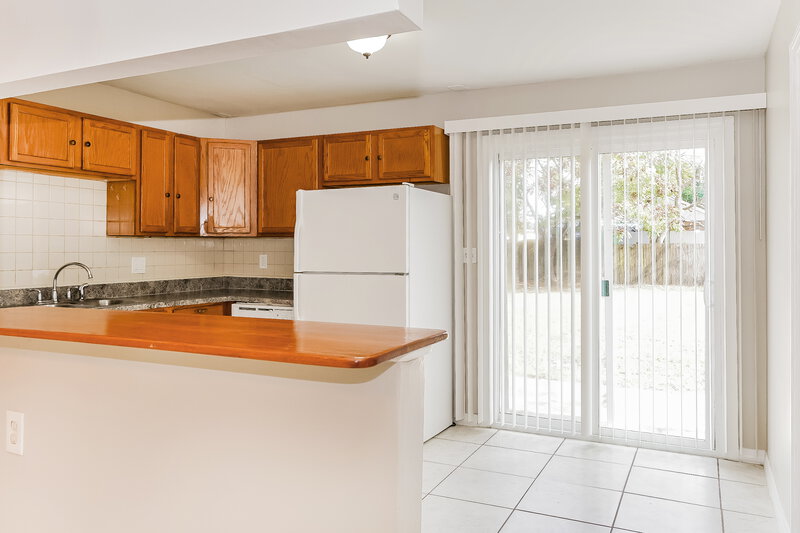 2,095/Mo, 1521 Overdale Street Orlando, FL 32825 Kitchen View