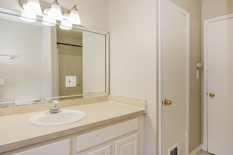 2,095/Mo, 1521 Overdale Street Orlando, FL 32825 Main Bathroom View
