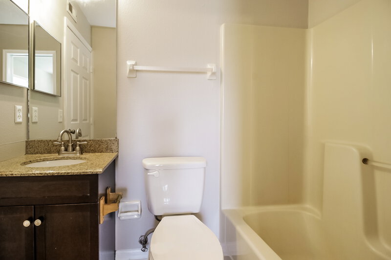 2,175/Mo, 8535 Plumeria Ave Orlando, FL 32825 Main Bathroom View