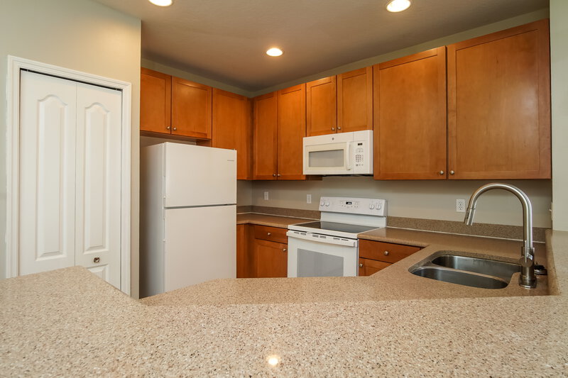 2,170/Mo, 9394 FLOWERING COTTONWOOD RD Unit 58 Orlando, FL 32832 Kitchen View