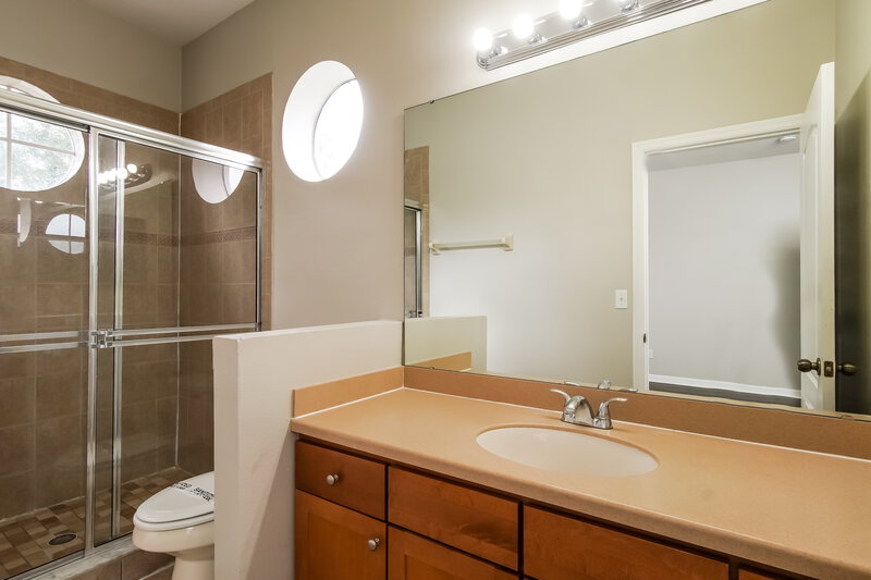 2,170/Mo, 9394 FLOWERING COTTONWOOD RD Unit 58 Orlando, FL 32832 Main Bathroom View
