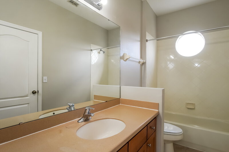 2,170/Mo, 9394 FLOWERING COTTONWOOD RD Unit 58 Orlando, FL 32832 Bathroom View