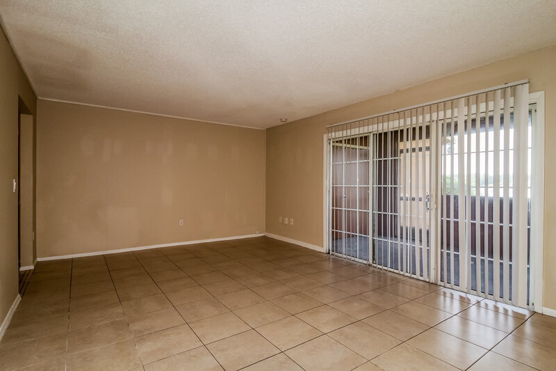 0/Mo, 3998 Versailles Dr Orlando, FL 32808 Living Room View