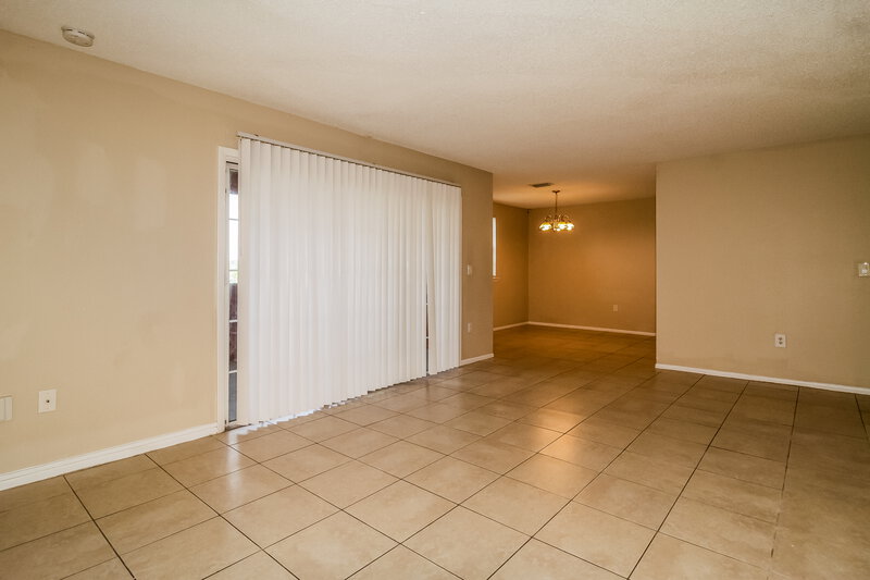 0/Mo, 3998 Versailles Dr Orlando, FL 32808 Living Room View 2