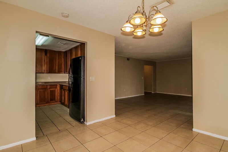0/Mo, 3998 Versailles Dr Orlando, FL 32808 Dining Room View 2