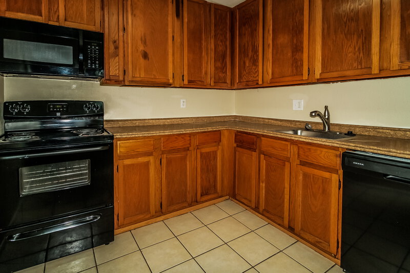 0/Mo, 3998 Versailles Dr Orlando, FL 32808 Kitchen View