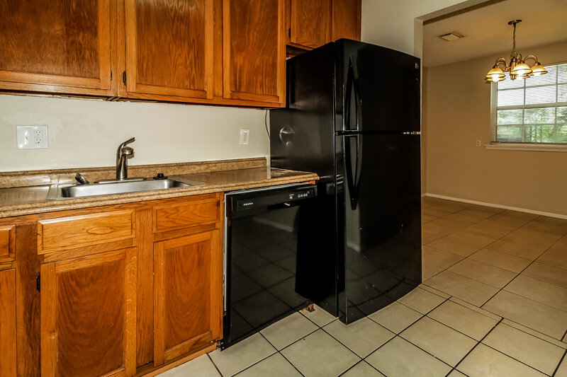 0/Mo, 3998 Versailles Dr Orlando, FL 32808 Kitchen View 2