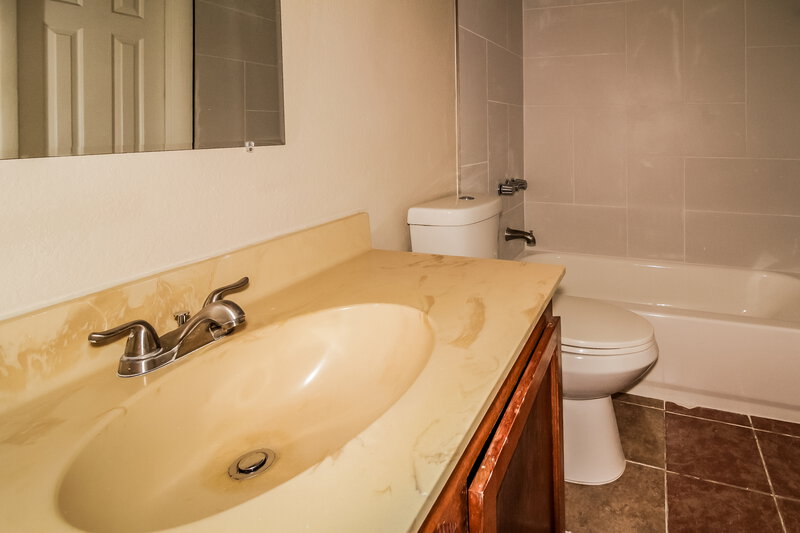 0/Mo, 3998 Versailles Dr Orlando, FL 32808 Main Bathroom View