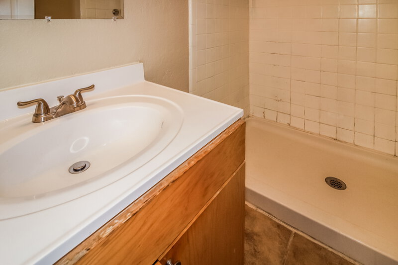 0/Mo, 3998 Versailles Dr Orlando, FL 32808 Bathroom View