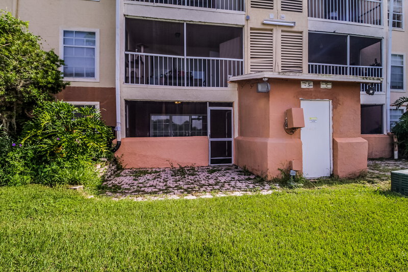 0/Mo, 3998 Versailles Dr Orlando, FL 32808 Rear View