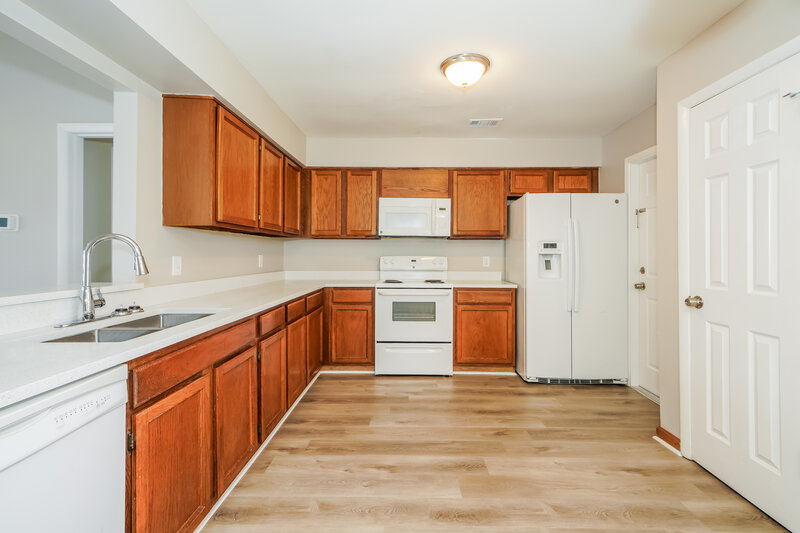 2,125/Mo, 2510 Oak Hollow Dr Kissimmee, FL 34744 Kitchen View