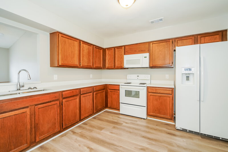 2,125/Mo, 2510 Oak Hollow Dr Kissimmee, FL 34744 Kitchen View 2