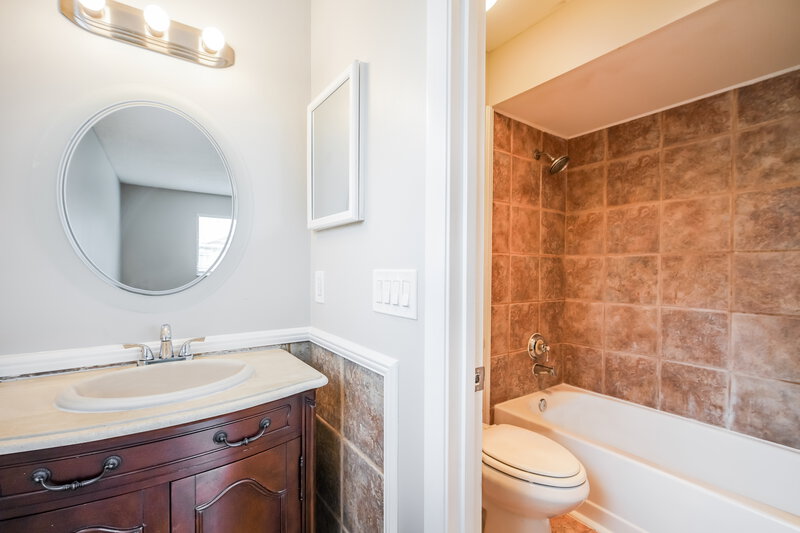 2,125/Mo, 2510 Oak Hollow Dr Kissimmee, FL 34744 Main Bathroom View