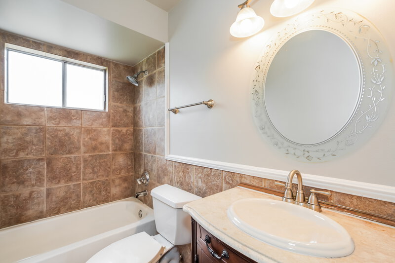 2,125/Mo, 2510 Oak Hollow Dr Kissimmee, FL 34744 Bathroom View