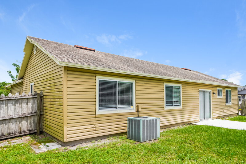 2,125/Mo, 2510 Oak Hollow Dr Kissimmee, FL 34744 Rear View