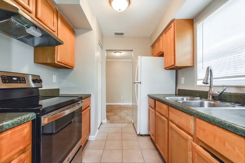 1,910/Mo, 1094 Whitewood Dr Deltona, FL 32725 Kitchen View