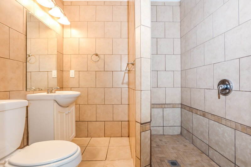 1,910/Mo, 1094 Whitewood Dr Deltona, FL 32725 Main Bathroom View