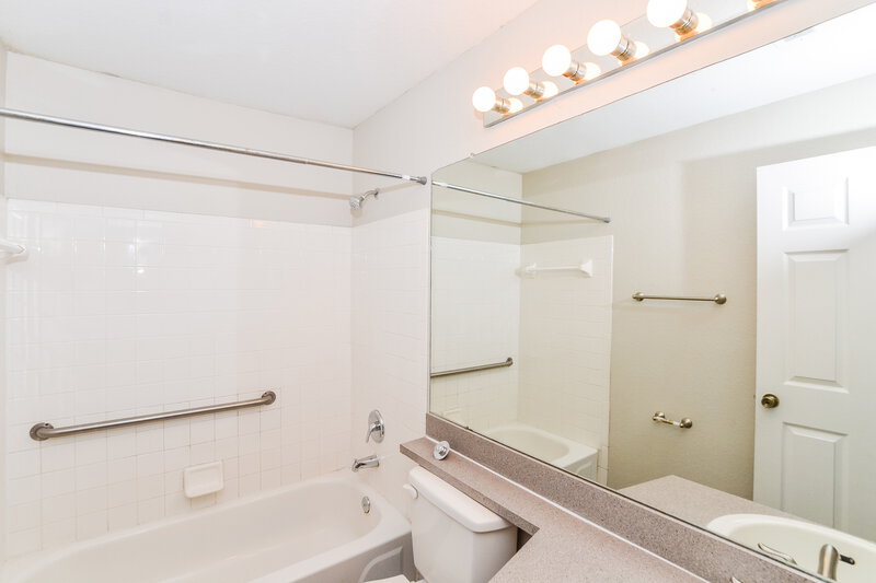 2,215/Mo, 7605 PISSARRO DR Unit 13201 Orlando, FL 32819 Main Bathroom View