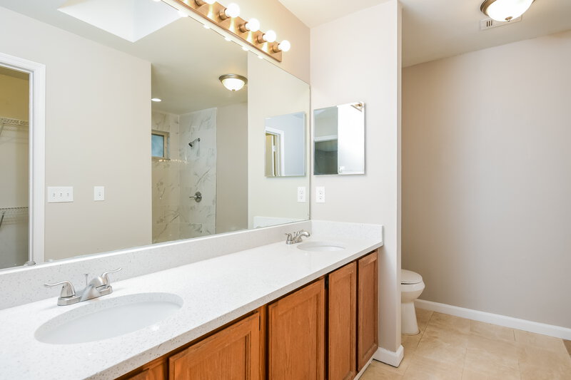 3,760/Mo, 305 Palmview Ct Kissimmee, FL 34743 Main Bathroom View