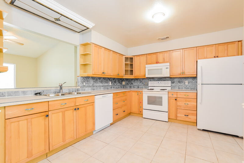 2,610/Mo, 1613 Prairie Lake Blvd Ocoee, FL 34761 Kitchen View