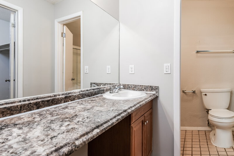 2,090/Mo, 10412 Manassas Cir Orlando, FL 32821 Main Bathroom View