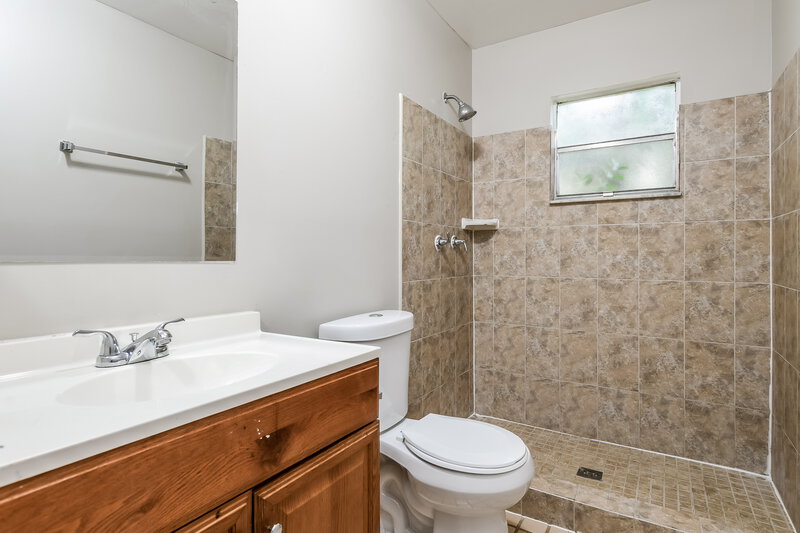 2,090/Mo, 10412 Manassas Cir Orlando, FL 32821 Bathroom View