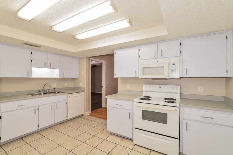 1,965/Mo, 12631 Bay Hill Dr Grand Island, FL 32735 Kitchen View