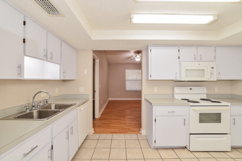 1,965/Mo, 12631 Bay Hill Dr Grand Island, FL 32735 Kitchen View 2