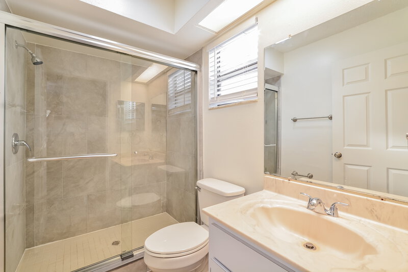 1,965/Mo, 12631 Bay Hill Dr Grand Island, FL 32735 Main Bathroom View