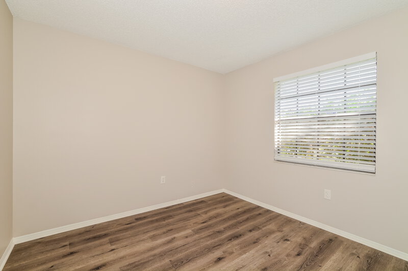 1,965/Mo, 12631 Bay Hill Dr Grand Island, FL 32735 Bedroom View 3