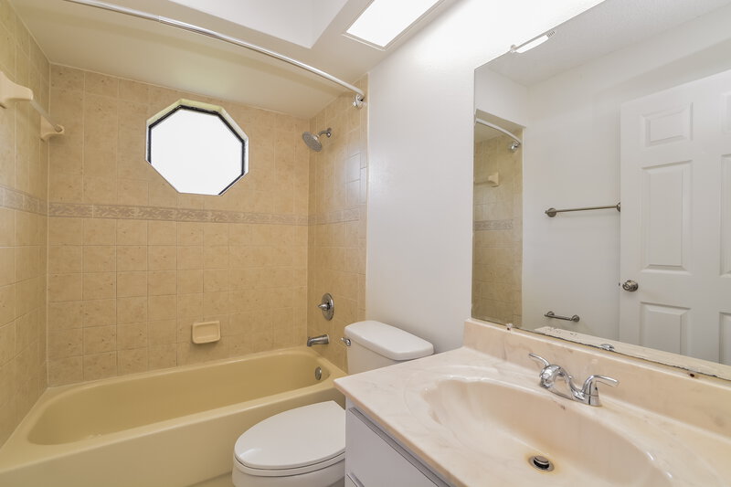 1,965/Mo, 12631 Bay Hill Dr Grand Island, FL 32735 Bathroom View