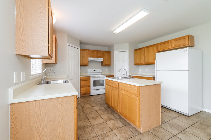 2,480/Mo, 1182 Kittansett Ln Auburndale, FL 33823 Living Room View 3