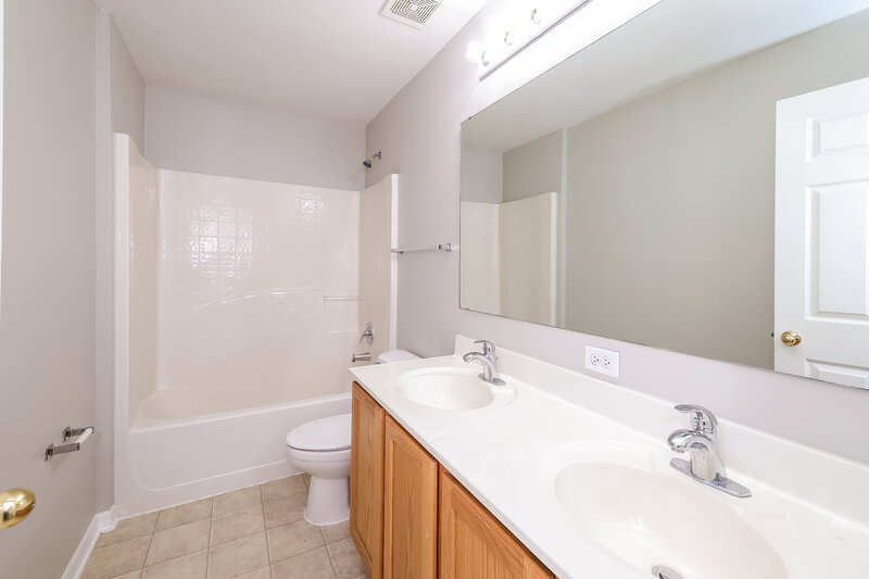 2,480/Mo, 1182 Kittansett Ln Auburndale, FL 33823 Bathroom View