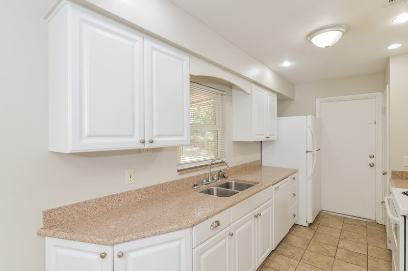 1,720/Mo, 270 Crestview Dr Clermont, FL 34711 Kitchen View 2