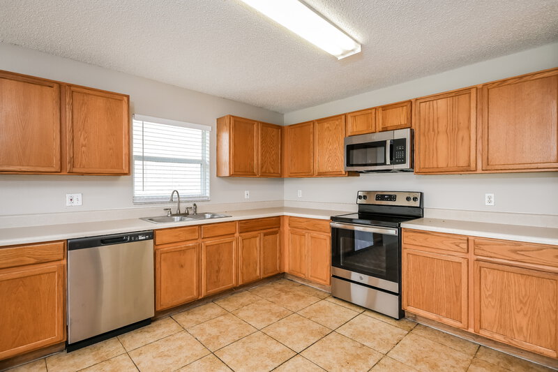 2,360/Mo, 4431 BLEASDALE AVE Orlando, FL 32808 Kitchen View