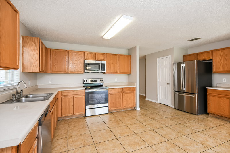 2,360/Mo, 4431 BLEASDALE AVE Orlando, FL 32808 Kitchen View 2