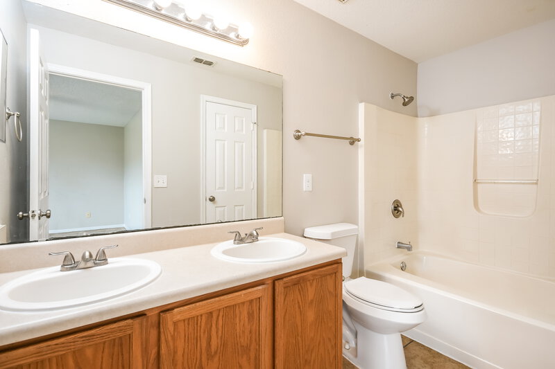 2,360/Mo, 4431 BLEASDALE AVE Orlando, FL 32808 Main Bathroom View