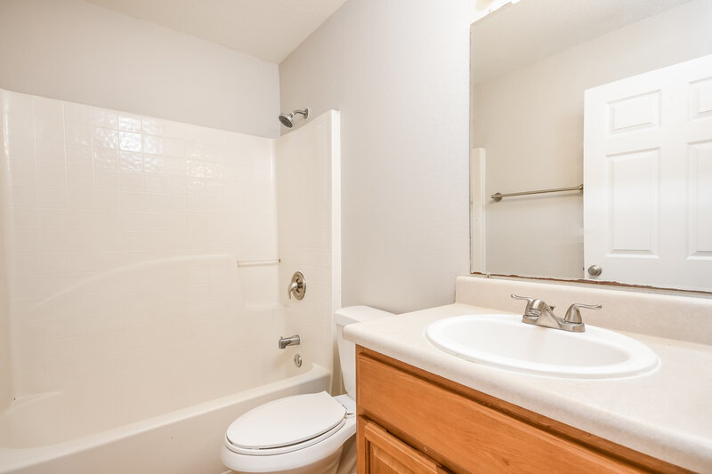 2,360/Mo, 4431 BLEASDALE AVE Orlando, FL 32808 Bathroom View