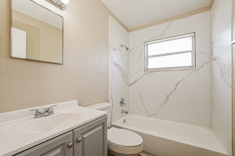 2,205/Mo, 10945 Tangora St Orlando, FL 32825 Main Bathroom View