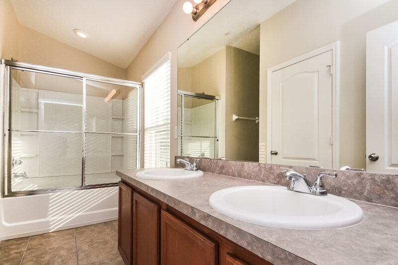 0/Mo, 6612 S Goldenrod Rd Unit 104A Orlando, FL 32822 Main Bathroom View