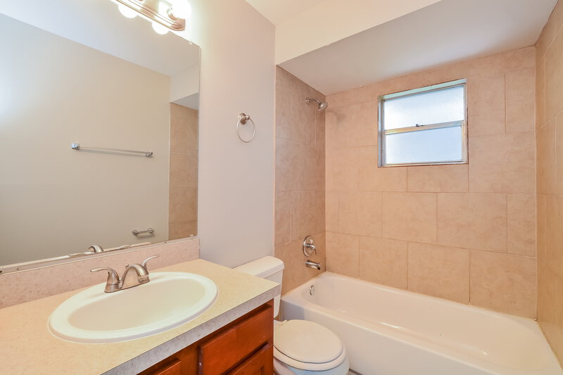 1,805/Mo, 3285 Noah St Deltona, FL 32738 Bathroom View