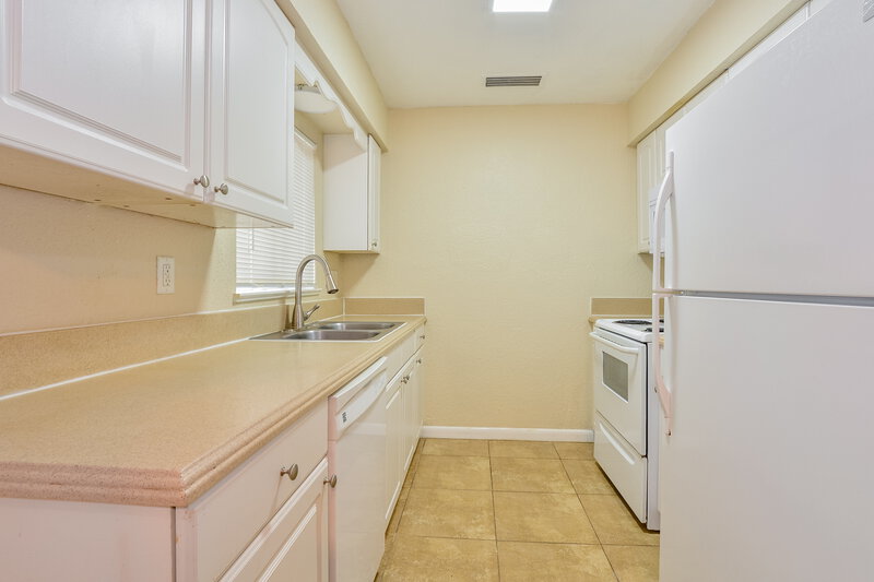 2,320/Mo, 608 Pheasant Ave Longwood, FL 32750 Kitchen View